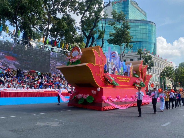 Tổng duyệt diễu binh, diễu hành 50 năm ngày thống nhất non sông: Tiêm kích Su-30MK2 thả bẫy nhiệt khi tiến vào TPHCM - 9