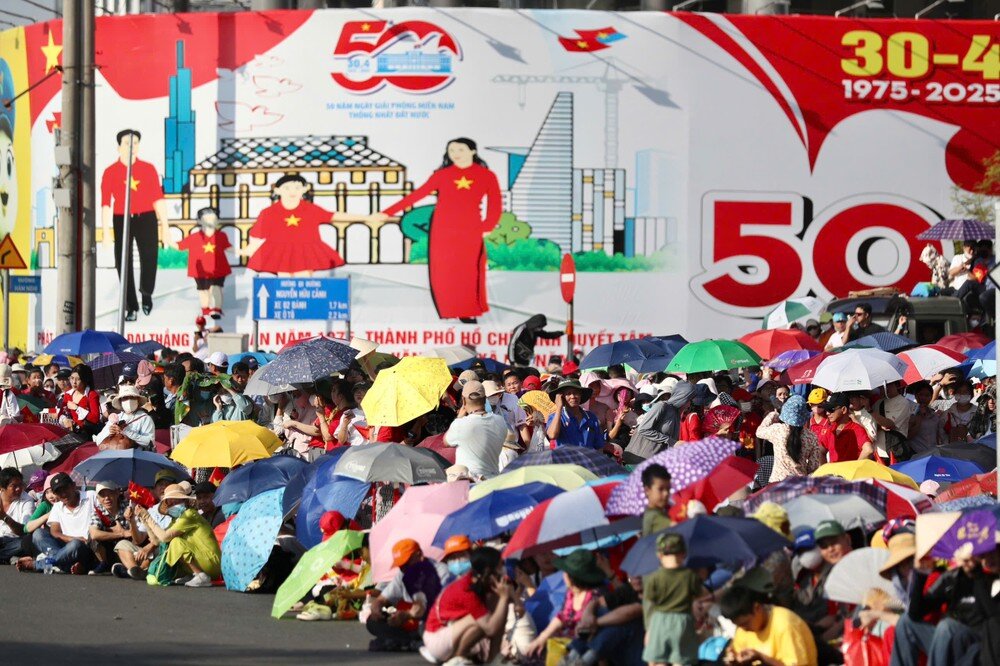 Tổng duyệt diễu binh, diễu hành 50 năm ngày thống nhất non sông: Tiêm kích Su-30MK2 thả bẫy nhiệt khi tiến vào TPHCM - 18