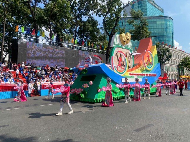 Tổng duyệt diễu binh, diễu hành 50 năm ngày thống nhất non sông: Tiêm kích Su-30MK2 thả bẫy nhiệt khi tiến vào TPHCM - 11