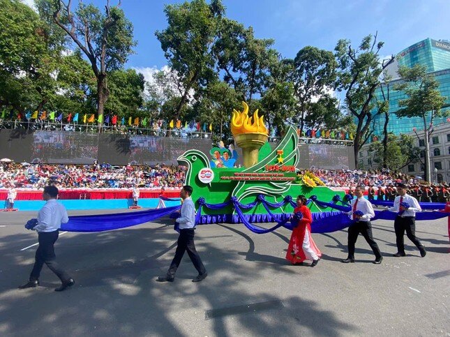 Tổng duyệt diễu binh, diễu hành 50 năm ngày thống nhất non sông: Tiêm kích Su-30MK2 thả bẫy nhiệt khi tiến vào TPHCM - 10