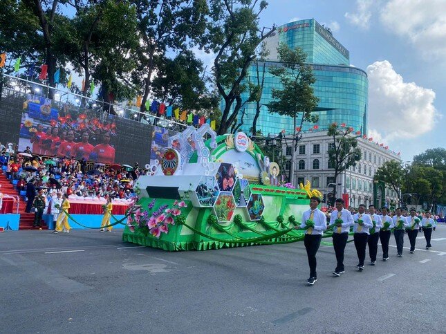Tổng duyệt diễu binh, diễu hành 50 năm ngày thống nhất non sông: Tiêm kích Su-30MK2 thả bẫy nhiệt khi tiến vào TPHCM - 13
