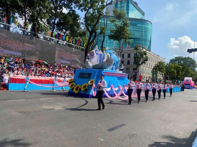 Tổng duyệt diễu binh, diễu hành 50 năm ngày thống nhất non sông: Tiêm kích Su-30MK2 thả bẫy nhiệt khi tiến vào TPHCM - 14
