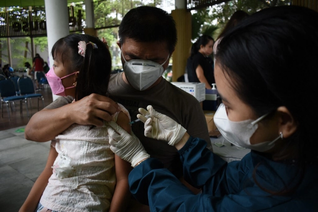 Y tá tiêm vaccine Covid-19 cho bé gái ở thành phố Bandung, tỉnh Tây Java, Indonesia. Ảnh: AFP