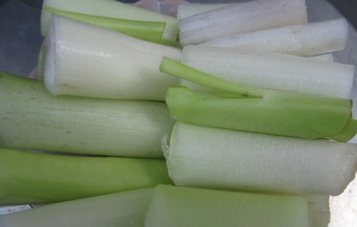 Rau mác có vị ngọt thanh và mùi thơm đặc trưng, các nhà hàng đưa vào thực đơn đãi khách