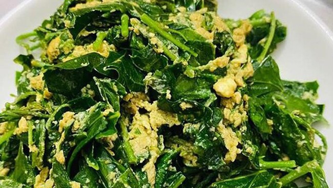 Rau bọ mẩy xào trứng, lúc đầu ăn có vị hơi đắng nhưng càng ăn càng bùi và ngọt hậu