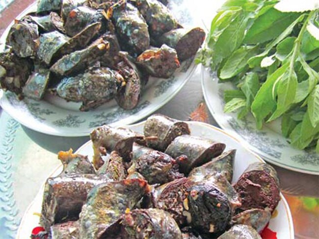 Cúc tần thường dùng để kho cá hoặc làm rau ghém ăn cùng với dồi lợn