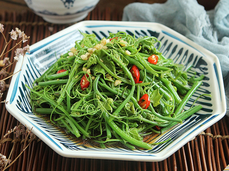 Cȃy leo bờ rào tṓt ngang amp;#34;nhȃn sȃm, thuṓc bổamp;#34;, xưa khȏng ai ngó ngàng nay thành ᵭặc sản trong nhà hàng, tṓt cho sức khỏe - 2