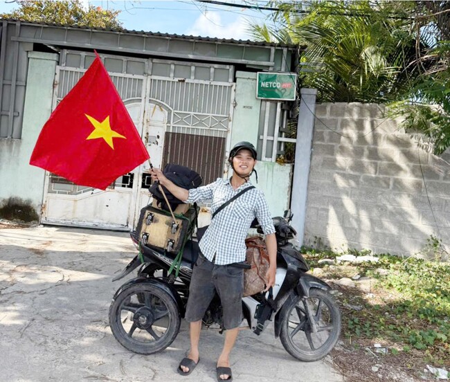 Gặp chàng trai khuyết tật chạy xe ba bánh vượt 1.500km, vừa đi vừa bán hàng mưu sinh để vào TP.HCM xem diễu binh - 3
