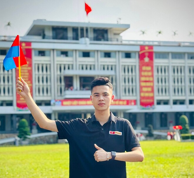 Chàng trai trẻ Khuất Văn Hoàng đã có 4 năm làm công việc phục dựng ảnh liệt sĩ