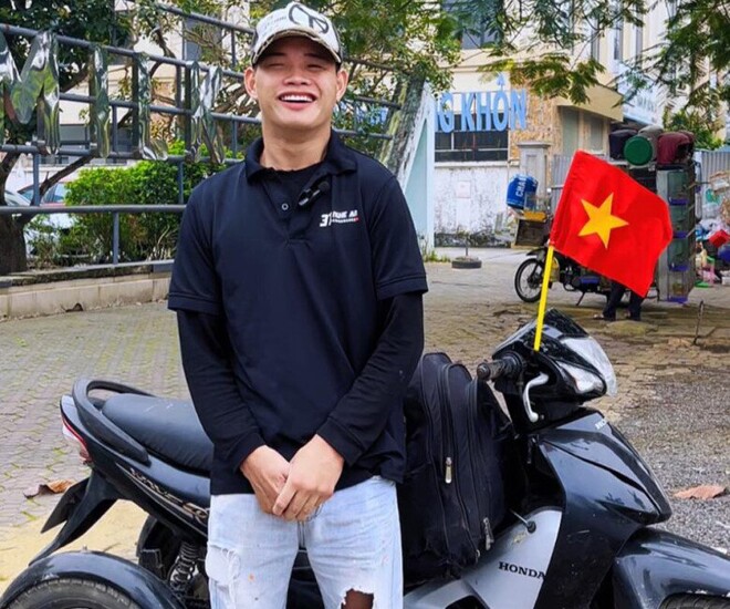 Chàng trai Viết Quân chạy xe ba bánh từ Nghệ An vào TP.HCM để xem diễu binh