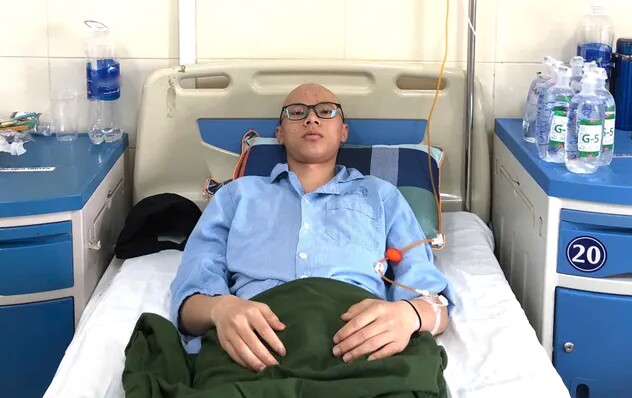 Em Chảo Minh Trung, học sinh lớp 12A1 Trường THPT số 1 Sa Pa đang ở Hà Nội, điều trị ung thư xương tại Bệnh viện K