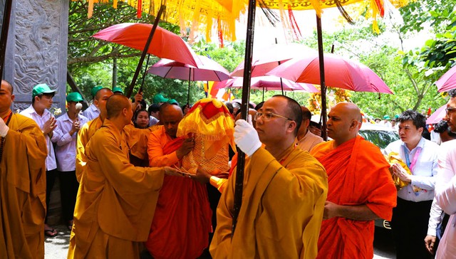 Xá lợi Đức Phật Thích Ca Mâu Ni được cung rước rời chùa Tam Chúc (Hà Nam) để di chuyển ra ô tô về chùa Bái Đính sáng nay 21-5