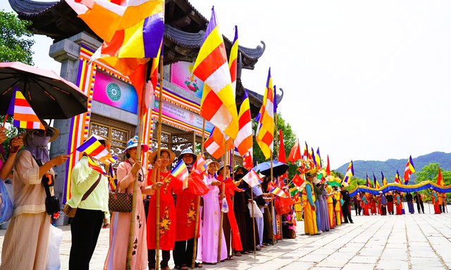 Người dân, du khách, phật tử xếp hàng dài tại chùa Bái Đính cung nghinh xá lợi Đức Phật