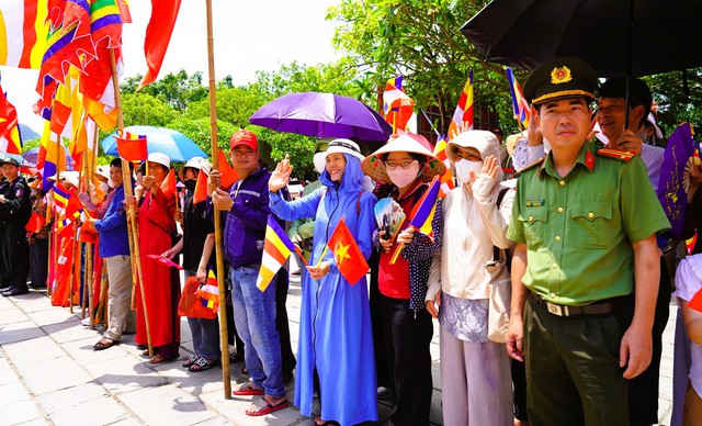 Người dân, du khách, phật tử xếp hàng dài tại chùa Bái Đính cung nghinh xá lợi Đức Phật