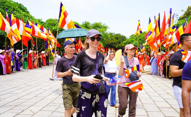 Du khách nước ngoài cũng tham gia