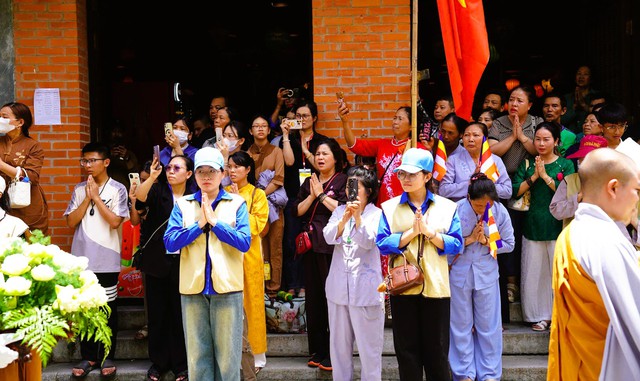 Các phật tử xếp hàng chờ cung nghinh xá lợi Đức Phật tại chùa Bái Đính