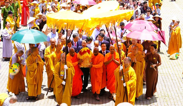 Hàng ngàn phật tử cùng tham gia cung rước xá lợi Đức Phật