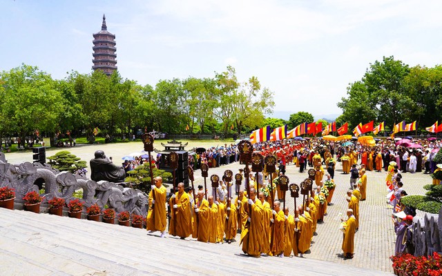Hàng ngàn phật tử cùng tham gia cung rước xá lợi Đức Phật
