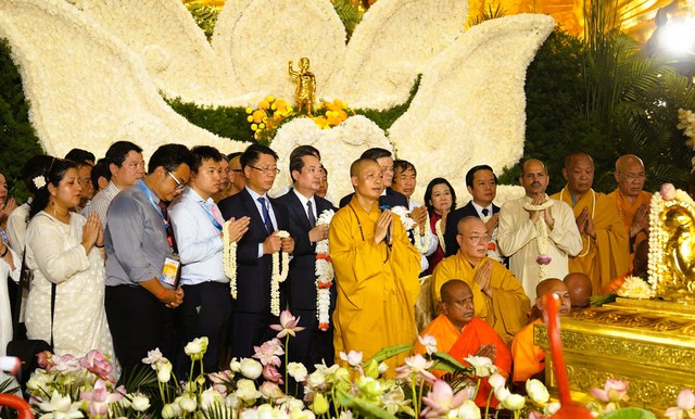Hàng ngàn người đội nắng cung rước xá lợi Đức Phật về chùa Bái Đính - 15