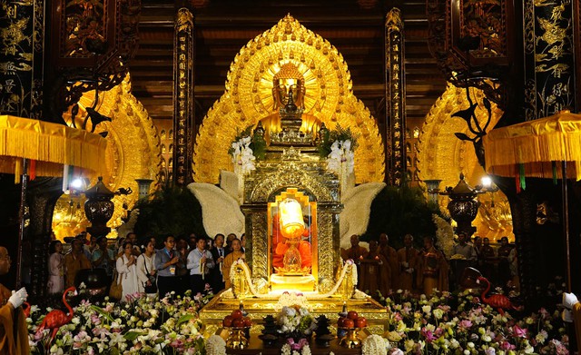 Xá lợi Đức Phật được tôn trí tại chùa Bái Đính vào trưa nay 21-5