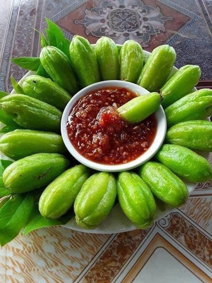 Quả khế tàu có vị chua gắt, nhưng là món ăn vặt được nhiều người ưa chuộng