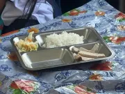 Tin tức - Hiệu trưởng lên tiếng về hình ảnh suất ăn bán trú lèo tèo ở Đà Nẵng