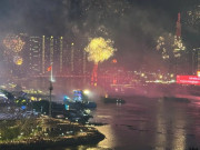 Tin tức - Người dân trầm trồ, mãn nhãn với màn bắn pháo hoa tối 30-4