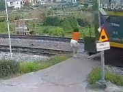 Tin tức - VIDEO: Băng qua đường sắt không quan sát, cô gái bị tàu hỏa hất văng