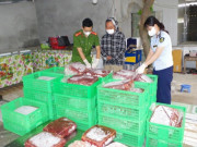 Tin tức - Phát hiện 1,2 tấn gan gà, lòng heo chảy nước, bốc mùi ôi thiu