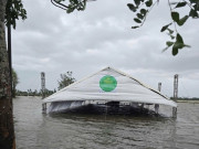 Chú rể Quảng Nam thẫn thờ nhìn rạp cưới ngập lưng chừng vì mưa lớn