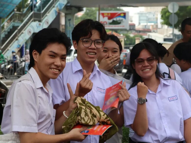Các thí sinh phấn khích sau khi hoàn thành tốt bài thi. Ảnh: LONG VŨ