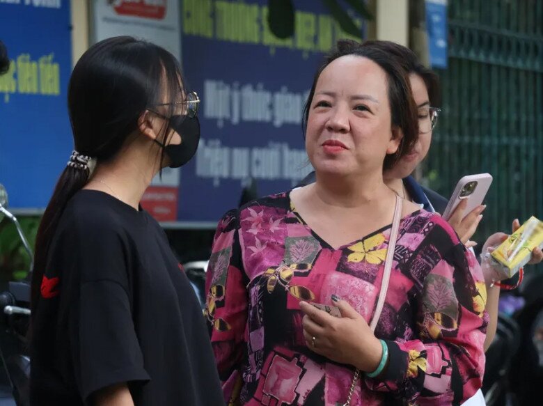 Mẹ tâm sự và dặn dò con gái trước khi bước vào phòng thi. Ảnh: LONG VŨ