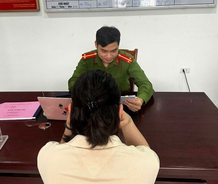 Nạn nhân trình báo sự việc tại Phòng Cảnh sát hình sự, Công an tỉnh Quảng Ninh. Ảnh: Cơ quan Công an.