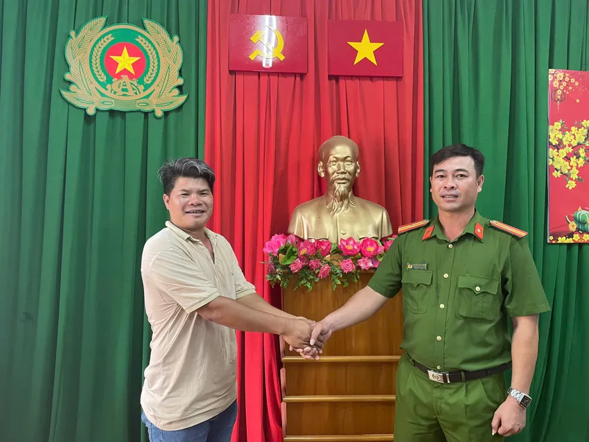 Công an thị trấn Ma Lâm biểu dương ông Nguyễn Văn Năng.
