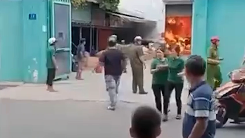 Khói lửa bùng lên dữ dội từ bên trong nhà xưởng. Ảnh: HT