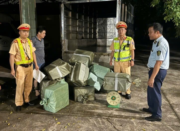 Lực lượng chức năng phát hiện tài xế ô tô tải vận chuyển 300kg lòng lợn không rõ nguồn gốc.