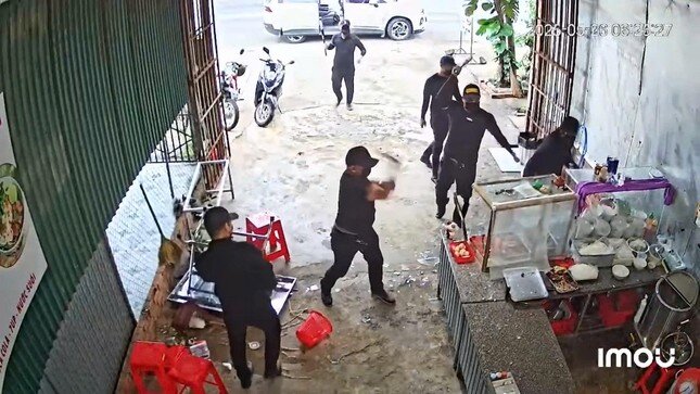 Nhóm đối tượng đập phá quán phở