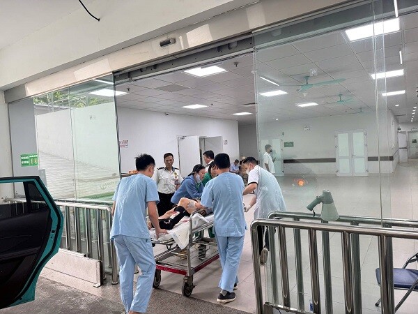 Hình ảnh chị T. đang được cấp cứu tại Bệnh viện Việt Đức. Ảnh CACC.