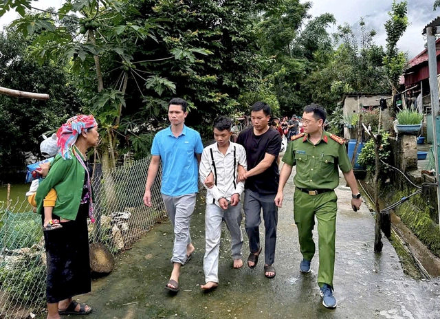 Lực lượng chức năng bắt giữ đối tượng Hoàng Văn Tình. Ảnh: Công an tỉnh Lai Châu.