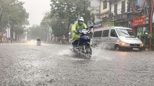 Miền Bắc tái diễn mưa dông vào chiều tối.