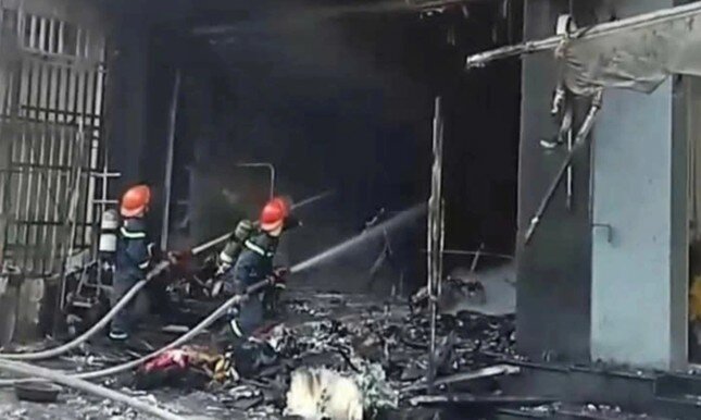 Cảnh sát phòng cháy, chữa cháy dập lửa.