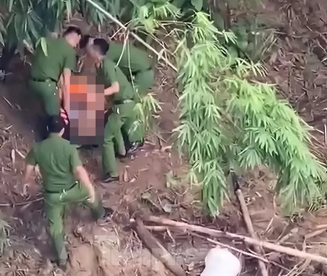 Lực lượng Công an kịp thời cứu vớt và đưa vào bờ sông.