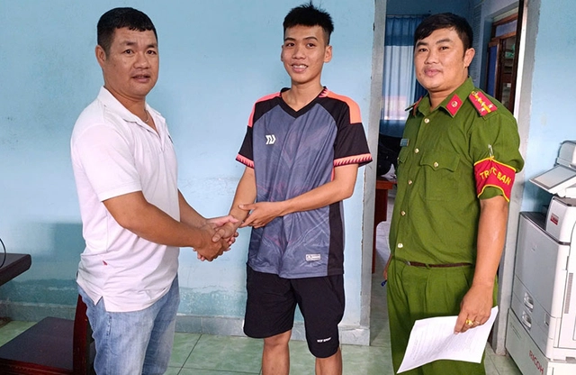 Anh Lê Mỹ (trái) và em Nguyễn Lê Anh Thắng (giữa) tại cơ quan công an để hoàn trả lại số tiền chuyển nhầm. Ảnh: CABT