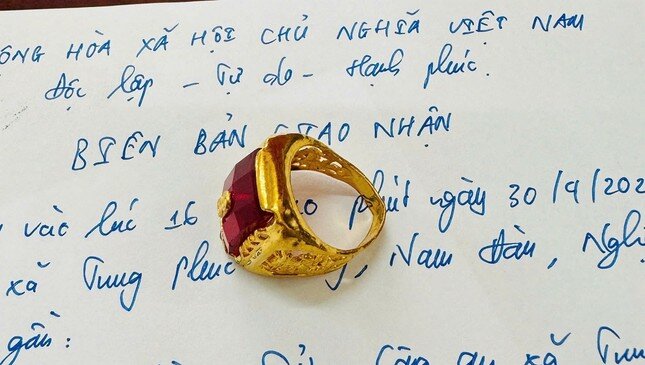 Chiếc nhẫn mà anh Lợi nhặt được trong quá trình nhặt phế liệu