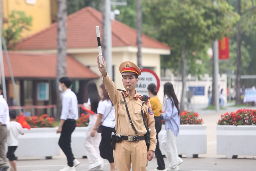 Lực lượng CSGT Hà Nội tổ chức phân luồng, hướng dẫn người tham gia giao thông trong dịp nghỉ lễ. Ảnh PHI HÙNG