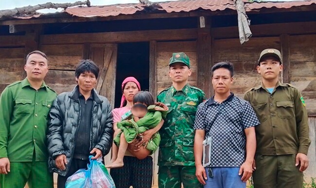 Cháu X. được lực lượng chức năng bàn giao cho gia đình. Ảnh: Cơ quan chức năng cung cấp
