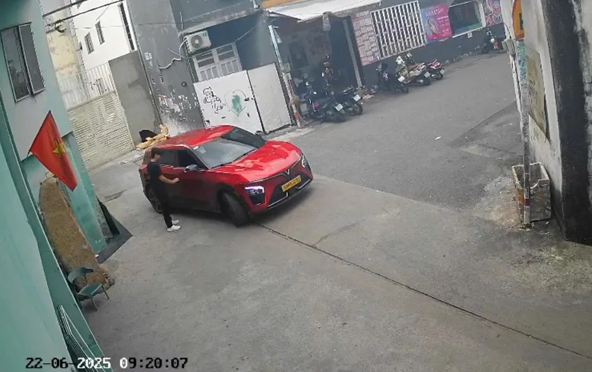 Bảo trước đó được camera an ninh ghi nhận lên một xe taxi công nghệ. Ảnh: GĐCC