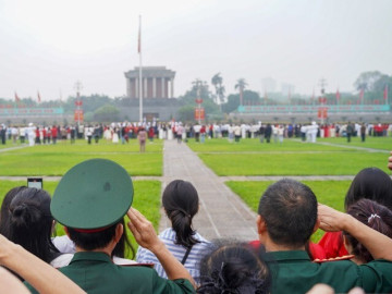 Thiêng liêng, xúc động lễ chào cờ tại Quảng trường Ba Đình sáng 30/4