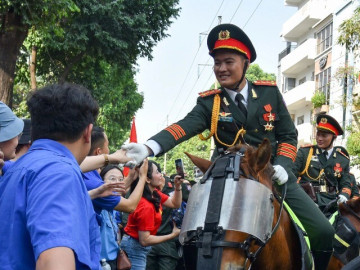 Phút chia tay của các chiến sĩ diễu binh và người dân