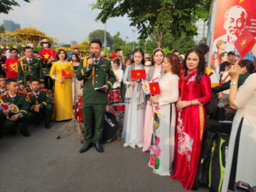 Điệu nhảy Cuộc đời vẫn đẹp sao của các chiến sĩ giữa vòng tay nhân dân